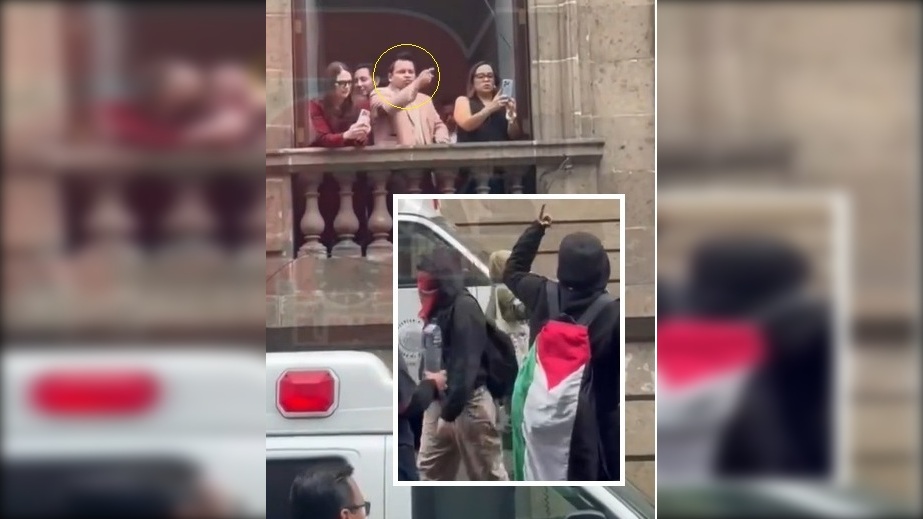 En su “Chilanguera” de este miércoles, la bancada de Morena acusó al diputado del PAN, Raúl Torres –a quien le atribuyen ser falso migrante– por haber gritado “palestinos terroristas” a un grupo de encapuchados que se manifestaban frente al Congreso de la CDMX, el lunes, con banderas de Palestina, apenas unos minutos después de la pelea a golpes en la Tribuna.