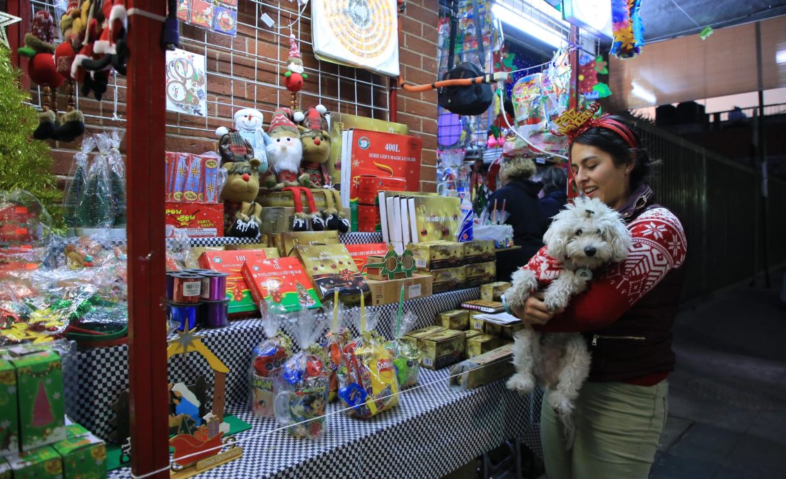 Con el objetivo de impulsar el comercio local durante la temporada decembrina, el alcalde Luis Mendoza invita a la población a visitar las romerías instaladas en los 15 mercados públicos de Benito Juárez, con las cuales, también se fomenta la convivencia familiar y se mantienen vivas las tradiciones que le dan identidad a nuestra comunidad.