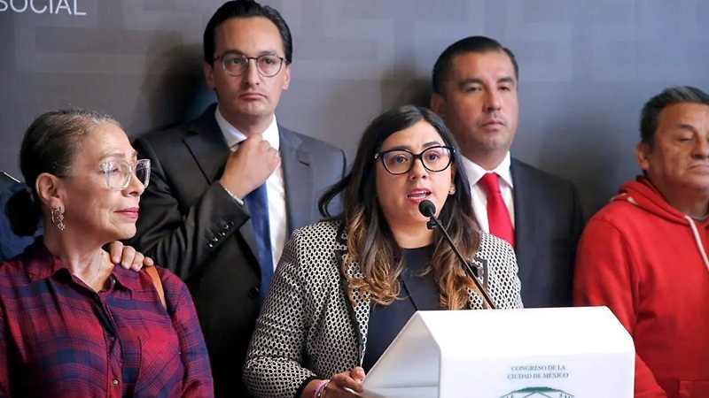 De no creerse, pero es real: a pesar de su experiencia legislativa de más de 4 años, el lunes de la pelea en el Congreso, al coordinador de la bancada del PAN, Andrés Atayde, y a la diputada Daniela Álvarez, presidenta de la Comisión de Puntos Constitucionales, se los ‘chamaquearon’ por doble partida. Esa conclusión es evidente, a partir de la propia versión de los panistas.