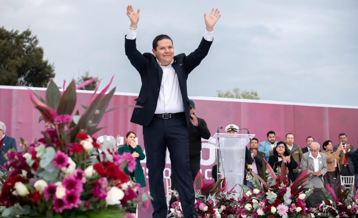 Ante más de 10 mil personas reunidas en el Deportivo de San Francisco Tecoxpa, el alcalde de Milpa Alta, Octavio Rivero Villaseñor rindió su primer informe de gobierno, en el que destacó la implementación de una estrategia de obra pública, seguridad, programas sociales y de infraestructura para mejorar la calidad de vida de los más de 160 mil habitantes milpatenses. FOTO: Especial