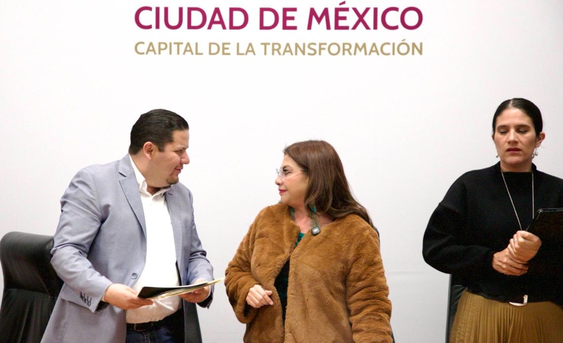 El alcalde de Milpa Alta, Octavio Rivero Villaseñor, y la jefa de Gobierno, Clara Brugada Molina, analizaron la dinámica delincuencial de esta demarcación del sur de la capital, donde viven más de 160 mil personas, y destacaron que se disminuyó en 10% los delitos de alto impacto. FOTO: Especial