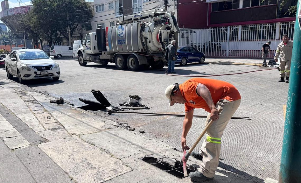 Con el firme compromiso de conservar calles seguras, funcionales y con una imagen urbana digna, el gobierno de la alcaldía Benito Juárez, encabezado por el alcalde Luis Mendoza, llevó a cabo una mega jornada de Servicios Urbanos en la colonia Ciudad de los Deportes.
