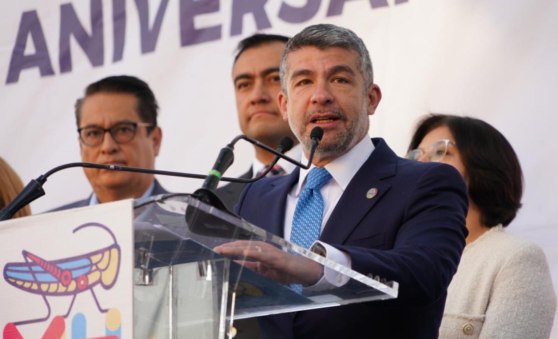 ¿A poco el alcalde sería capaz de dejar de mandar a esas embajadas al camión de la basura y se le ocurra una que otra obra en las banquetas frente a los inmuebles, nomás para molestar? FOTO: Especial