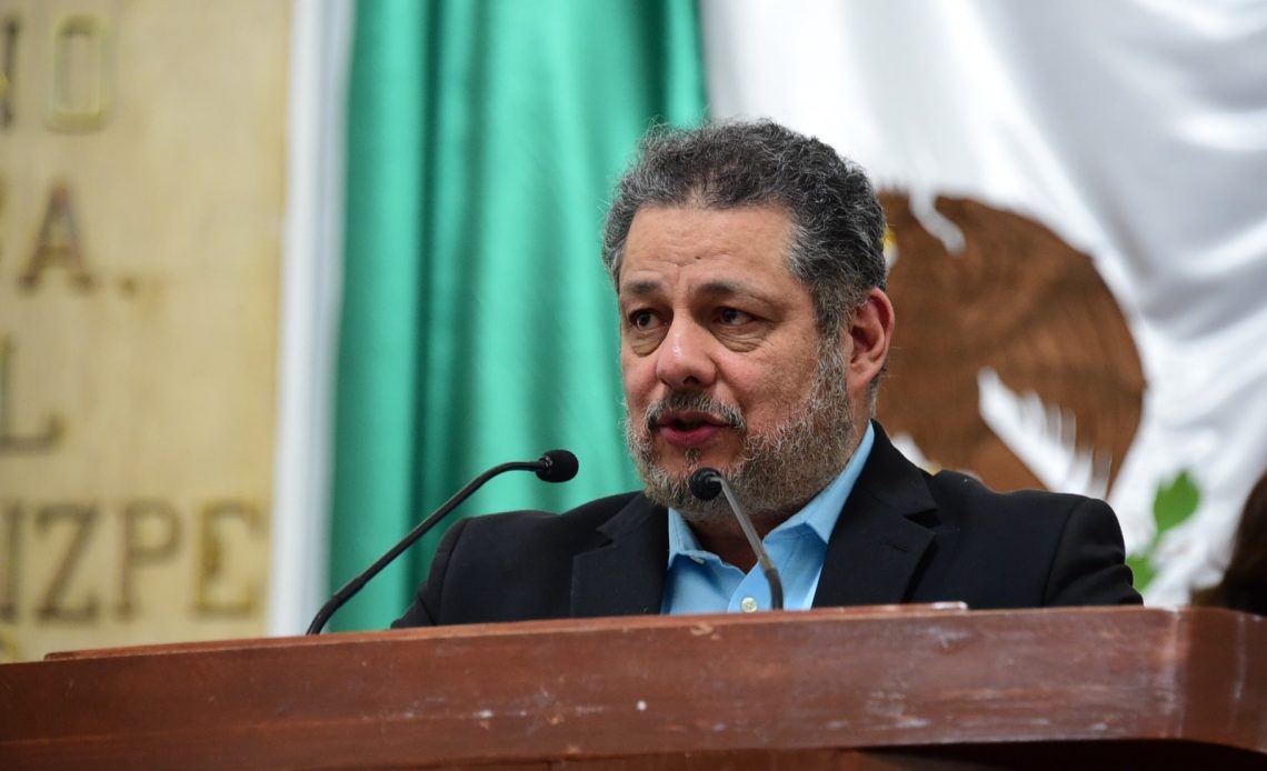 Para lograr espacios dignos de estancia y espera para familiares en los hospitales públicos de la Ciudad de México, así como incorporar el enfoque de cuidados en la atención en dichos espacios, el Congreso capitalino estudia una iniciativa para reformar los artículos 12, 16 y 44 de la Ley de Salud local, y adicionar el Artículo 47 Bis del mismo ordenamiento.