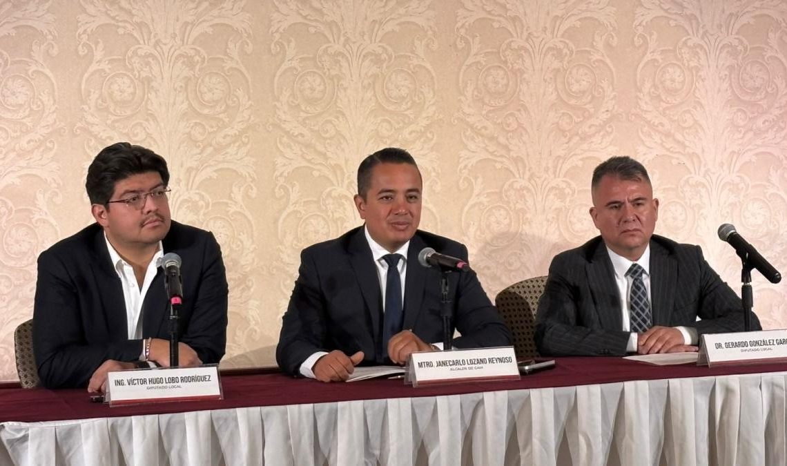 Víctor Hugo Lobo Rodríguez (izquierda); a la derecha Gerardo González, su "Juanito"