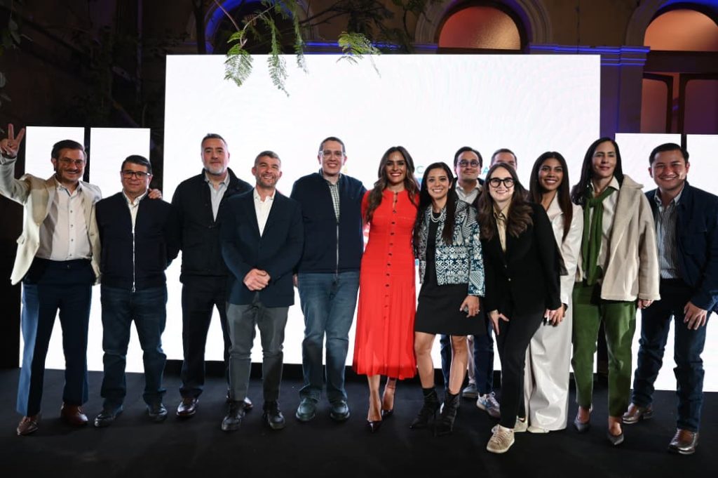 La alcaldesa de Cuauhtémoc, Alessandra Rojo de la Vega mostró buen músculo este lunes. Convocó a empresarios y figuras del panismo y el priísmo local, partidos que la postularon a la Alcaldía en 2024.