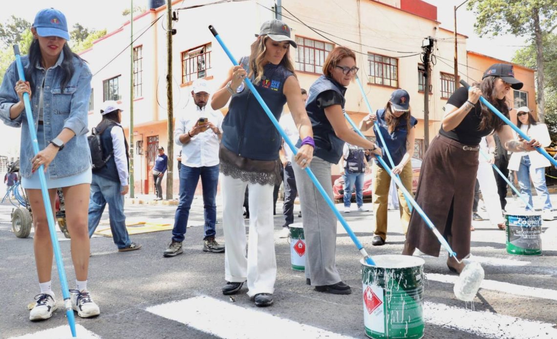 “Hasta que vemos a alguien que trabaja”, señalaron vecinos al expresar su apoyo a la alcaldesa durante un recorrido en la colonia Vista Alegre.