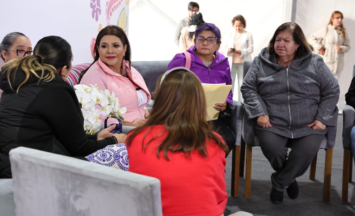 En la audiencia de este martes 31 de marzo las diferentes áreas del gobierno atendieron 715 cédulas con temas diversos, como el mejoramiento en territorios de pueblos originarios, medio ambiente, movilidad, obras públicas, proyectos deportivos, cultura, salud, impartición de justicia, seguridad, entre otros. FOTOS: Especial