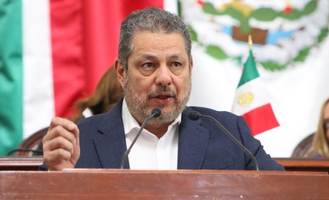 El diputado Ernesto Villarreal Cantú, coordinador del Grupo Parlamentario del Partido del Trabajo en el Congreso de la Ciudad de México III Legislatura, presentó una iniciativa para reformar el Artículo 12 de la Ley de Salud local con el propósito de reconocer el derecho de las personas en situación de dependencia a estar acompañadas por una persona cuidadora durante su hospitalización, así como regular su participación como co-auxiliar del equipo de salud. FOTO: Especial