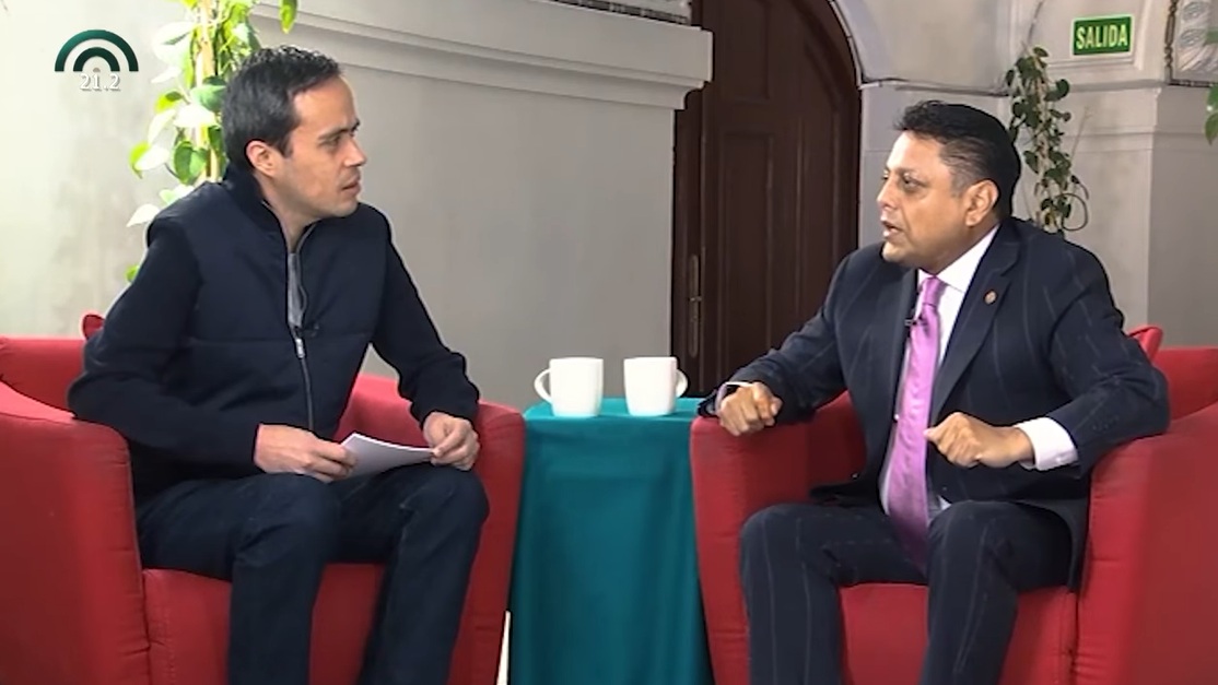 Jorge Armando Rocha, director de ese Canal desde el 20 de noviembre, conductor de ese programa “Perfiles”, decidió entrevistar en la primera emisión al diputado Israel Moreno, jefe político de la directora general de Operación y Producción del Canal, Alma Vera. FOTO: Especial