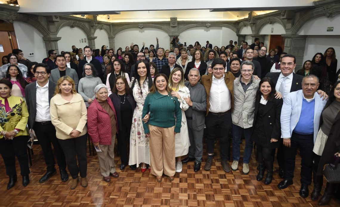 El sábado, en el mitin de Jorge Romero, presidente del PAN, andaba Armando Jiménez, quien enfrenta una carpeta de investigación por despojo, pues invadió ilegalmente la sede del PRD en Coyoacán y la mantiene secuestrada. ¿Con esos cuadros Romero quiere brillar? Que alguien le ayude. FOTO: Especial