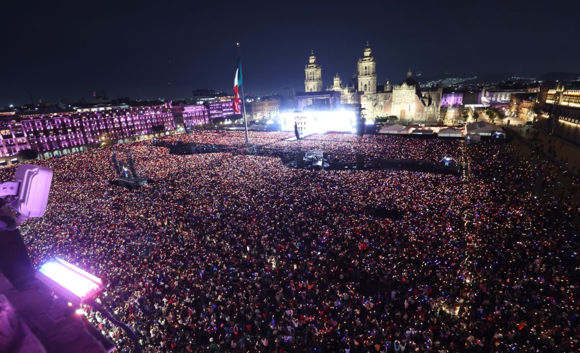 La artista latina más grande de todos los tiempos, Shakira, cerró en lo más alto su exitosa gira por México con Las Mujeres Ya No Lloran World Tour. Más de 400 mil fans se congregaron en el Zócalo de la Ciudad de México, la Alameda y el Monumento a la Revolución, para acompañar a la estrella colombiana durante una memorable cita que quedará registrada en la historia musical de la ciudad. FOTOS: Especial
