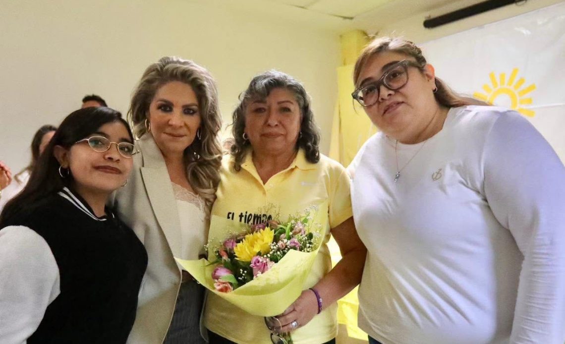 En la alcaldía Azcapotzalco, la dirigente perredista tomó protesta a Guadalupe Fonseca, como delegada presidenta del Comité del Sol Azteca en esa demarcación, así como a las secretarias integrantes de la dirigencia en dicho territorio.