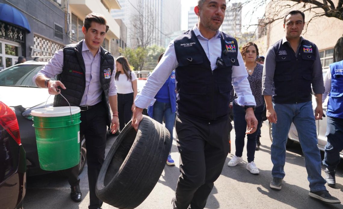 Tabe retira cachivaches en calles de Miguel Hidalgo