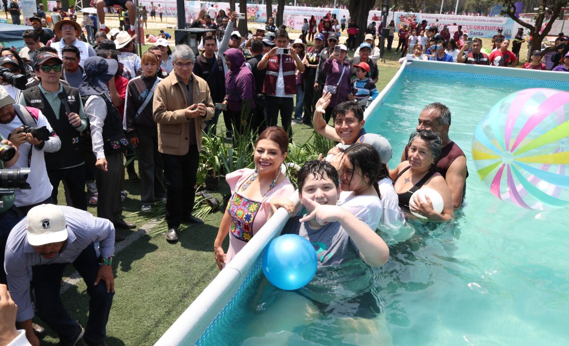 La jefa de Gobierno de la Ciudad de México, Clara Brugada Molina, inauguró las primeras albercas públicas gratuitas “Santo Chapuzón Vacacional” para garantizar el derecho a la recreación y al sano esparcimiento de la población con énfasis en niñas, niños, jóvenes y personas mayores, actividades con las que se estima una afluencia de 3 mil personas. FOTO: Especial