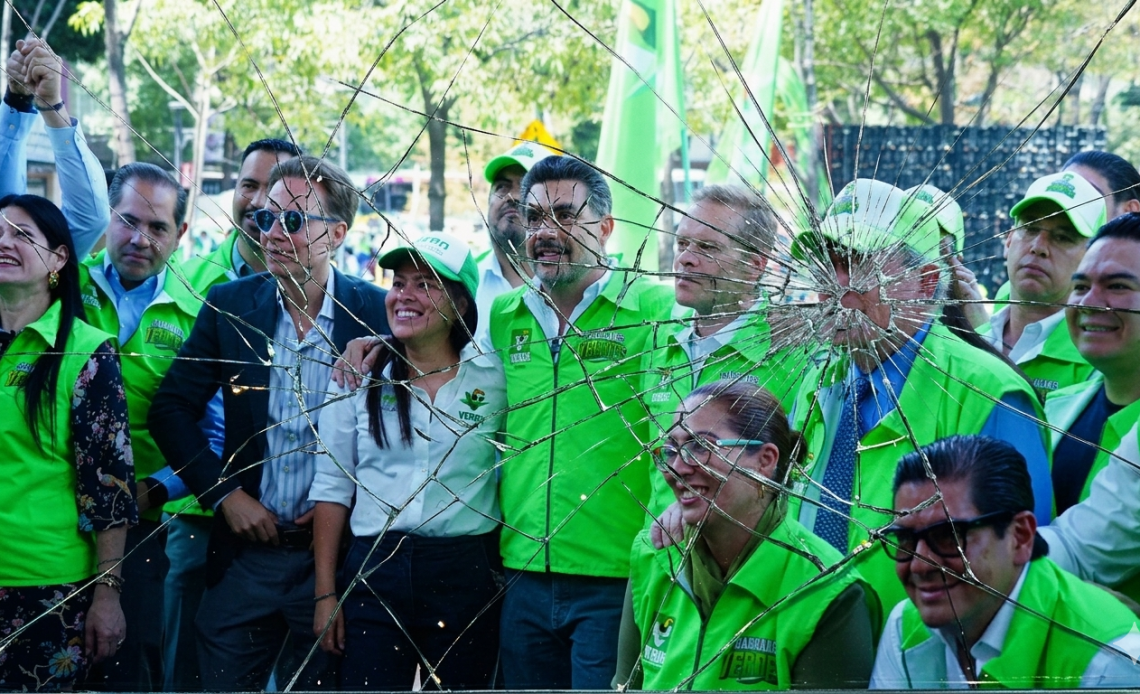 En realidad, es la desesperación de que con nada llaman la atención de la Jefatura de Gobierno. “Yo te terminé, no tu a mí”, acaso es el mensaje político que quiere enviar el PVEM, como para no sentirse despechado. Es de facto la ruptura del PVEM con Morena en la CDMX. No irán juntos en 2027. FOTO: Especial – Edición IA Gemini
