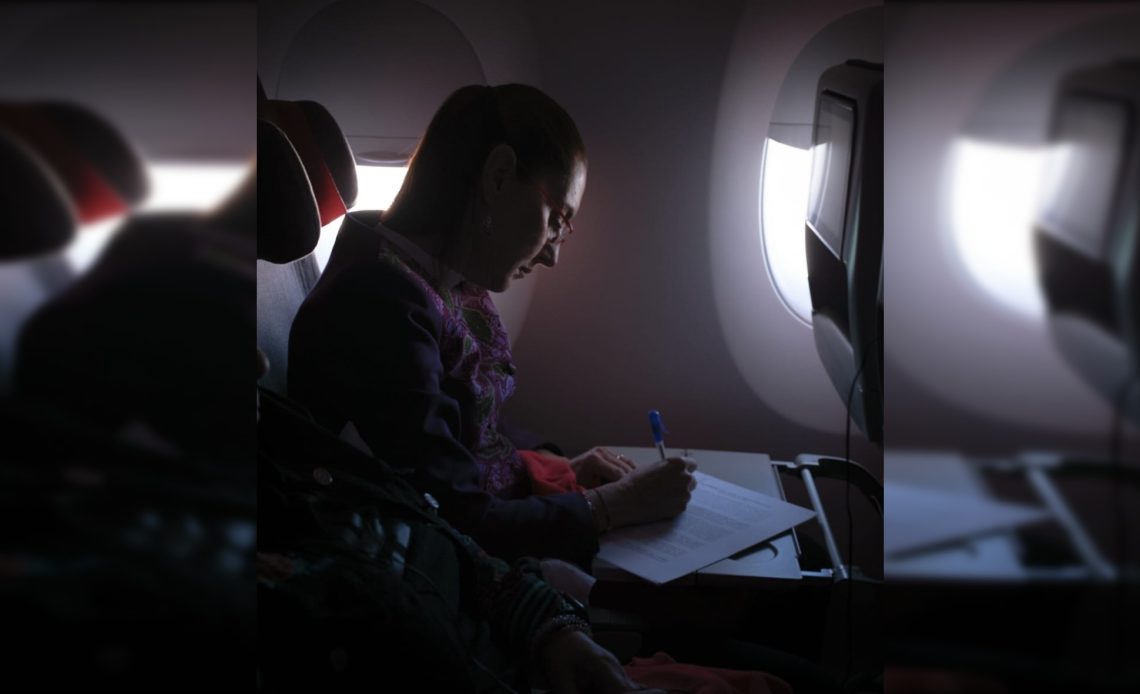 La presidenta viajó el jueves desde la Ciudad de México en el vuelo comercial IB 312 de la aerolínea española Iberia y en clase turista. Por cuestiones de protocolo fue recibida a su llegada a la capital española la tarde de este viernes 18 de abril (hora española) por el embajador de México en España, Quirino Ordaz Coppel. FOTO: Especial