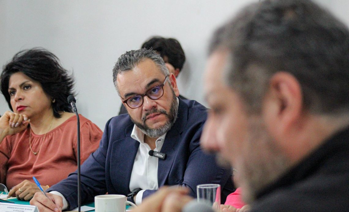 El alcalde de La Magdalena Contreras, Fernando Mercado Guaida, compareció este viernes ante el Congreso de la Ciudad de México, donde presentó los avances, acciones estratégicas y resultados obtenidos por su administración en materia de seguridad, prevención de riesgos, infraestructura hidráulica, atención ciudadana y fortalecimiento comunitario. FOTO: Especial