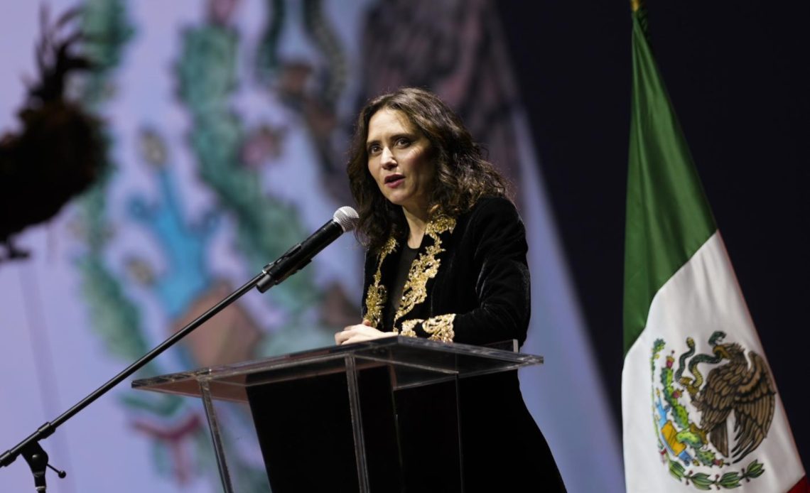 Es insólito, señala, que Sheinbaum “amenace a una representante política de otro país porque no esté de acuerdo con sus ideas, y no actúe con el respeto con el que ella es recibida en España. La deriva totalitaria y violenta de México conduce al país a graves episodios antidemocráticos como el que se vive hoy.” FOTO: Especial