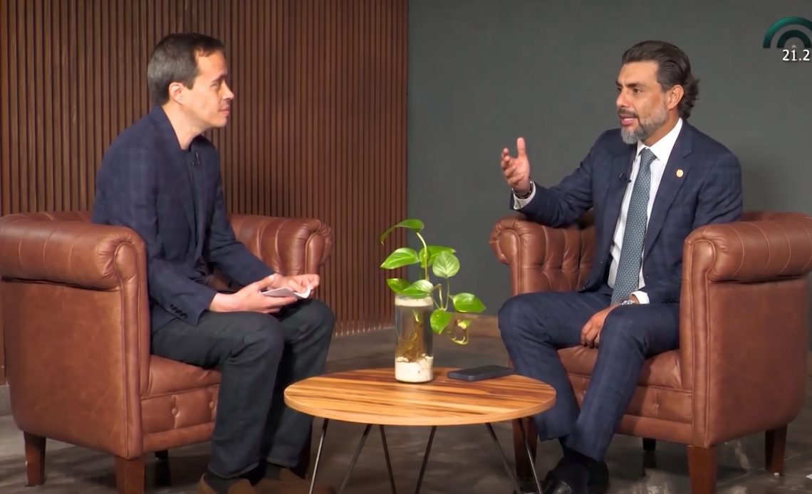 Entre el desinterés del director General del Canal del Congreso de la Ciudad de México, Jorge Armando Rocha, y el maloso jefe de los Chuchos del PVEM, Jesús Sesma, los directivos áreas neurálgicas de todo el aparato de comunicación legislativa están en el limbo. FOTOS: Especial. (Montaje de Sesma en sillón, con IA Gemini)