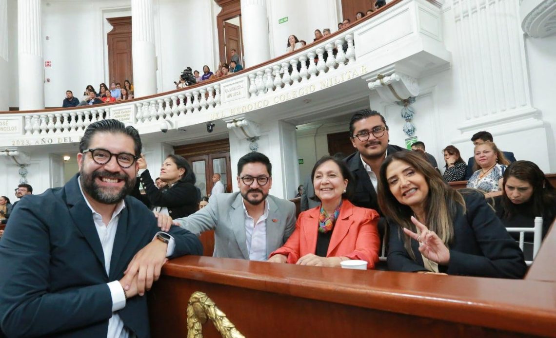 A MC le falta definición. No está en condiciones de ganar una sola Alcaldía, ni diputación en 2027 en la CDMX, y habrá que estar a la expectativa de si harán alianza con Morena, contra Morena, o serán esquiroles de Morena. Ya se verá. FOTOS: Especial