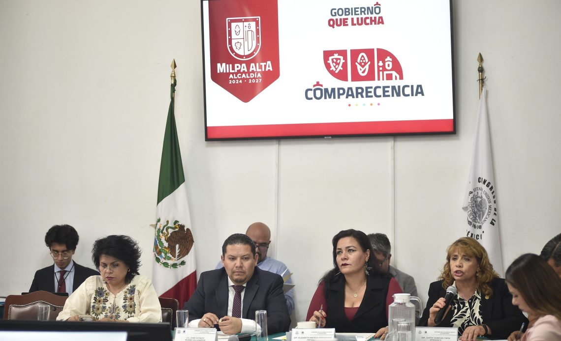 Óscar V. Machado / CDMX Magacín Al comparecer ante las comisiones unidas de Alcaldías y Límites Territoriales, y de Administración Pública Local del Congreso de la Ciudad de México, el Alcalde de Milpa Alta, José Octavio Rivero Villaseñor, planteó realizar una reunión de los 16 alcaldes y alcaldesas con esta soberanía capitalina para analizar el presupuesto que se destinan cada año a las demarcaciones. Argumento que en el caso de Milpa Alta los recursos no son suficientes para atender las demandas de los más de 160 mil habitantes que viven en esta jurisdicción del sur de la capital del país, a pesar de que en los últimos 2 años se ha incrementado 150 millones de pesos por año, estos incrementos se van para cubrir el déficit de la alcaldía, del capítulo 1000 principalmente, que corresponde a los salarios, más la inflación. “Del año 2025 yo calculo que nos quedó como 1.5, 2% de presupuesto real para canalizar hacia la ciudadanía. En mi caso particular, nosotros necesitamos al menos un aumento de 10% en el presupuesto anual”. Ante eso, en el Salón Herberto Castillo del recinto parlamentario capitalino, el edil propuso realizar una reunión de los 16 alcaldes con los diputados para analizar cuánto es lo qué se va a gastar al año, tomando en cuenta la inflación que se aumenta en salarios, “a partir de eso, que nos puedan dar un planteamiento de un aumento real para que nosotros podamos tener mejores programas, podamos aumentar obra pública, mas recursos a otras partidas para incrementar el nivel de vida de las personas”. En su comparecencia, Rivero Villaseñor recalcó que su gobierno ha reducido la inseguridad en 18%, porque se han incrementado diversas acciones como la adquisición de 3 patrullas pick up, 20 motopatrullas, la implementación del programa “Barrio alerta” con el cual se han concretado 251 asambleas vecinales, se construyeron 3 casetas de vigilancia en 3 de los 12 pueblos originarios. Añadió que su gobierno construyó un centro de monitoreo con capacidad para 1,200 cámaras, “ya se colocaron 300 y este año instaremos 450, lo que ha permitido ser la alcaldía con mayor respuesta en detención de delincuentes, pues de cada 2 delitos, en uno se detiene al responsable”. Añadió que se destinaron 40 millones de pesos para rehabilitar 7 plazas púbicas, así como para construir un parque ecoturístico en San Juan Tepenahuac, además se canalizaron 12 millones de pesos para rehabilitar los caminos rurales y reparar 13 mil baches en toda la demarcación, 8.5 millones para rehabilitar banquetas.   Al destacar que Milpa Alta fue en 2025 la única alcaldía que no padeció inundaciones, Rivero Villaseñor señaló que implementó el programa Operación Desagüe con un presupuesto de 10 millones de pesos, que también usó para dar mantenimiento a 33 barrancas. “También ayudó a esto que adquirimos 5 nuevos camiones de basura”. En Desarrollo social, destacó la puesta en marcha del programa “Bebe Digno”, único en la ciudad y en el país, con la construcción de 10 Bebetecas que benefician a más de 2 mil infantes (de 0 a 10 años) con actividades como estimulación y aprendizaje de habilidades cognitivas, sociales y emocionales, incluso se les otorga clases de náhuatl. Este programa recibió el Premio Intercontinental de Alcaldes y Gobernadores, otorgado por el Consejo de Líderes y Empresarios a Nivel Internacional. Añadió que en el año 2025 su gobierno apoyó con 13 mil pesos a productores de nopal con lo cual canalizó 72 millones de pesos y en 2026 estos recursos crecieron a 76 millones de pesos para darles 14 mil pesos, “pero con el apoyo del gobierno capitalino, cada productor recibirá 17 mil pesos”. Rivero Villaseñor destacó la implementación del programa “Protectora de la Salud” que tiene el objetivo de atender a 10 mil milpatenses. En su primera parte cuenta con una clínica que ofrece servicios gratuitos de medicina general, odontología, laboratorio clínico, servicios de optometría. Apuntó que con el esquema “Alimento digno” en 2025 se beneficiaron a 13,500 personas con la entrega de una despensa, se entregaron 250 apoyos a personas con discapacidad, 400 aparatos auditivos y andaderas. Con miras al Mundial de Futbol 2026, el edil dijo que se buscará aprovechar que el Estadio Azteca se encuentra a 40 minutos de la demarcación, por lo que se rehabitaron diversas centros deportivos, se cuentan con 21 rutas turísticas del mole, nopal, miel, zona verdes, “muy pronto vamos a inaugurar el Museo de la Comida de Milpa Alta, tenemos el programa “Milpa Cultura” que se despliega en los 12 pueblos de la demarcación con actividades musicales, artísticas y de desarrollo como Yoga en el bosque o serenidad verde. Durante la comparecencia participaron las diputadas Elizabeth Mateos Hernández, presidenta de la Comisión de Administración Pública Local, Ileana Sánchez Chávez, presidenta de la Comisión de Alcaldías y Límites Territoriales, así como las legisladoras Leticia Haro Jiménez, Tania Larios Pérez, Luisa Ledezma Alpízar, Diana Barragán Sánchez, Yolanda García Ortega, así como el diputado Federico Chávez Semerena.