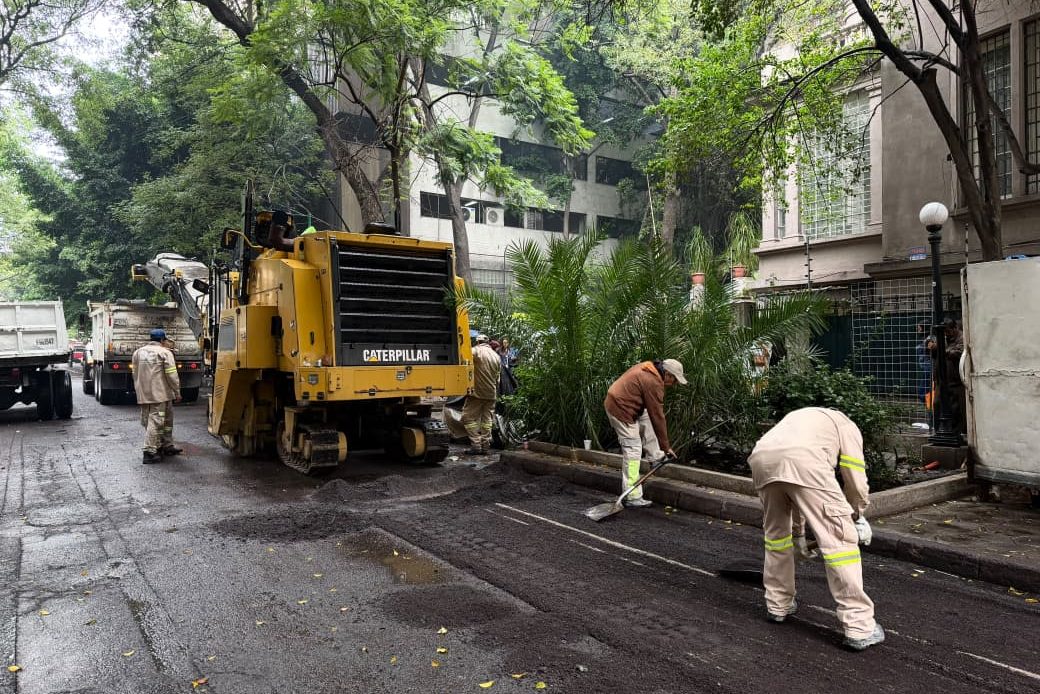 La calle Hamburgo es una de las vialidades con mayor actividad comercial, turística y de servicios en la colonia Juárez, por lo que su mantenimiento resulta fundamental para mejorar la movilidad de vecinas, vecinos, trabajadores y visitantes. FOTO: Especial
