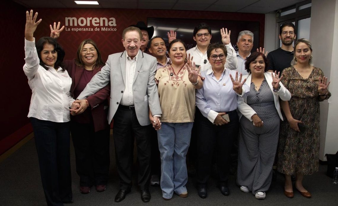 Diputados de Morena pasaron de la ilusión a la sorpresa, y terminaron enfadados porque la conferencia de prensa a la que tuvieron que asistir este miércoles por instrucciones superiores terminó siendo de respaldo al presidente del partido en la Ciudad de México, Héctor Díaz Polanco. FOTOS: Especial